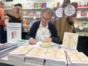 Peter Kunc podpisuje svoje knjige na Slovenskem knjižnem sejmu 2025