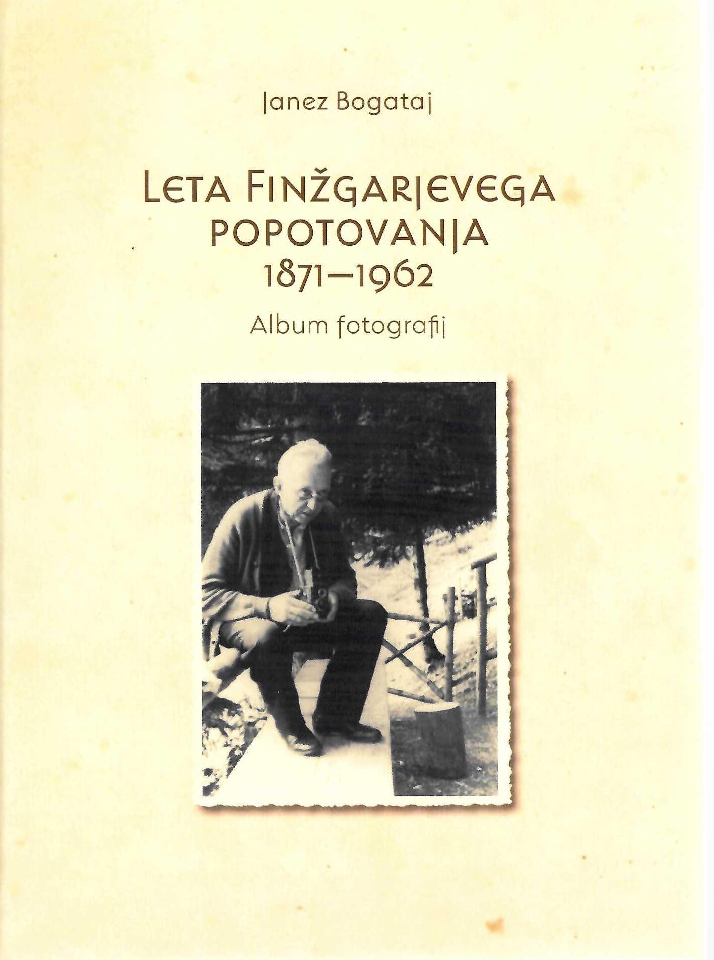 Naslovnica knjige Leta Finžgarjevega popotovanja 1871–1962. Fotografski album o življenju Franca Saleškega Finžgarja.